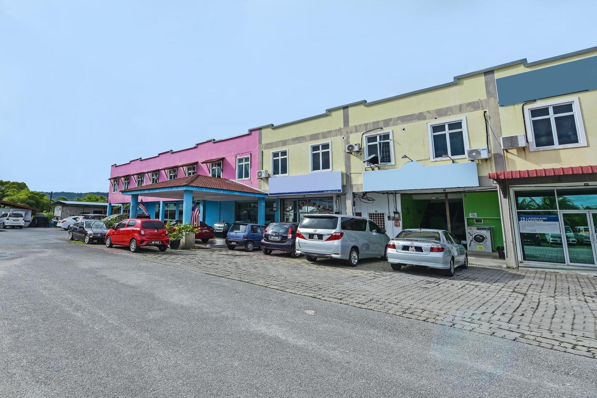 Oyo 275 Senyum Inn Pantai Cenang  Exterior photo
