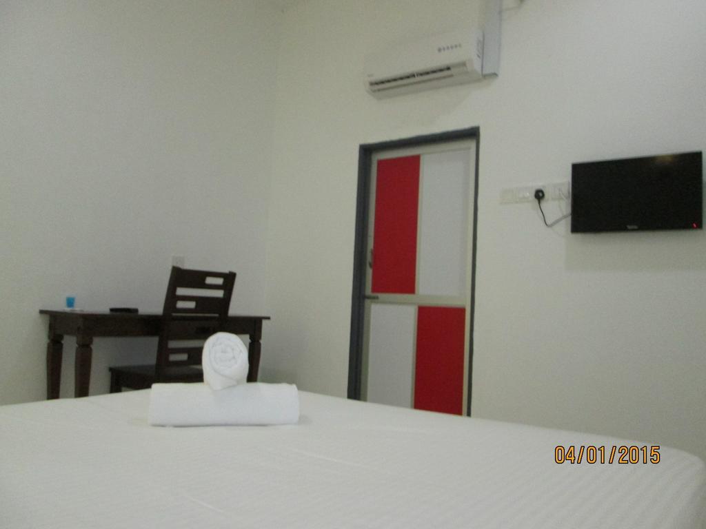 Oyo 275 Senyum Inn Pantai Cenang  Room photo