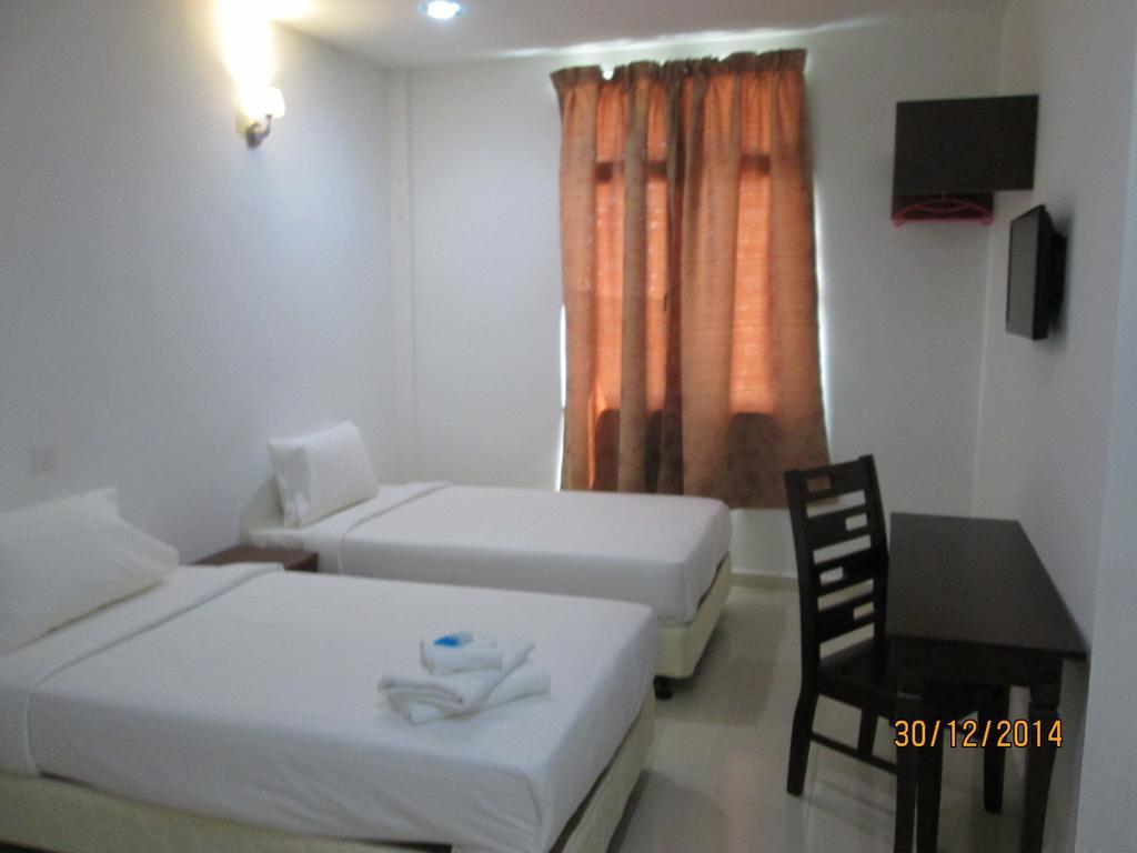 Oyo 275 Senyum Inn Pantai Cenang  Exterior photo