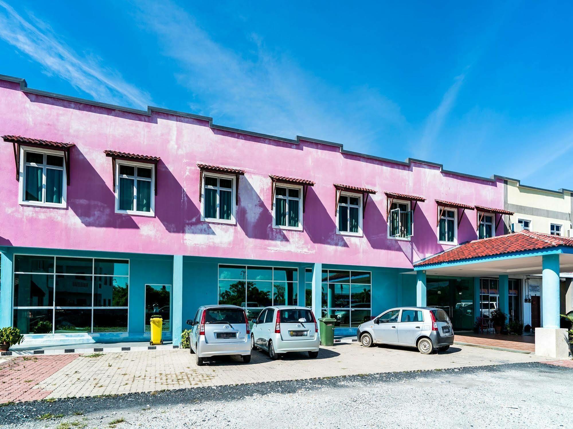 Oyo 275 Senyum Inn Pantai Cenang  Exterior photo